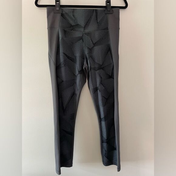 Under Armour Women's Gray Printed Capris Size Medium Athletic Wear - Picture 1 of 7